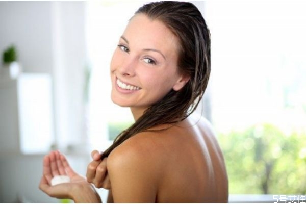 定型水適合卷發(fā)嗎 卷發(fā)用定型水有什么好處 定型水適合卷發(fā)嗎 卷發(fā)用定型水有什么好處