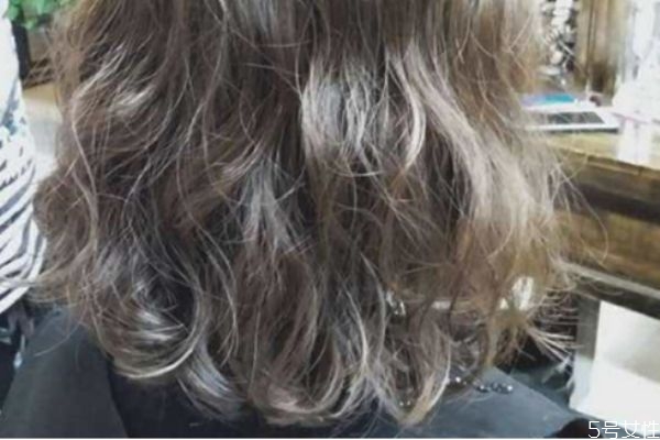 定型水適合卷發(fā)嗎 卷發(fā)用定型水有什么好處 定型水適合卷發(fā)嗎 卷發(fā)用定型水有什么好處