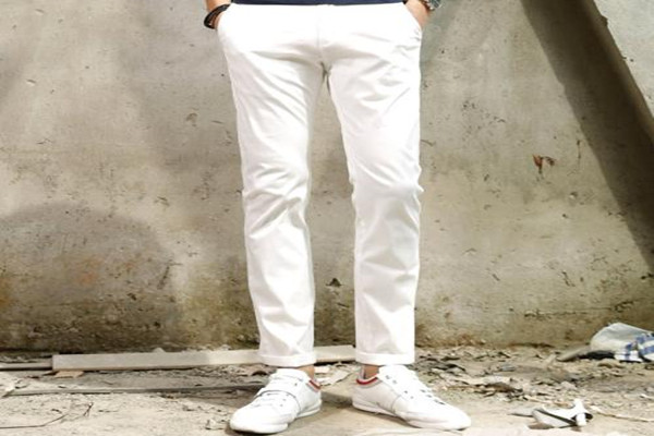男生白色褲子配什么上衣 男生白色褲子搭配什么鞋子 男生白色褲子配什么上衣 男生白色褲子搭配什么鞋子