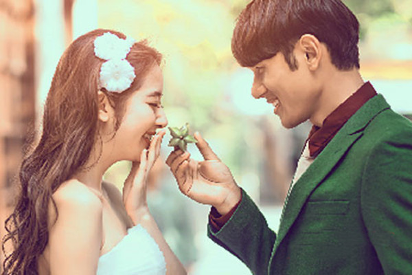 一見鐘情的感覺是怎樣的 男生對(duì)你有意思會(huì)有哪些信號(hào) 一見鐘情的感覺是怎樣的 男生對(duì)你有意思會(huì)有哪些信號(hào)