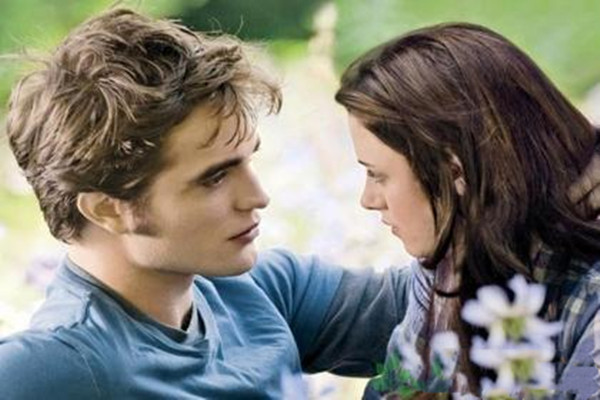 一見鐘情的感覺是怎樣的 男生對(duì)你有意思會(huì)有哪些信號(hào) 一見鐘情的感覺是怎樣的 男生對(duì)你有意思會(huì)有哪些信號(hào)