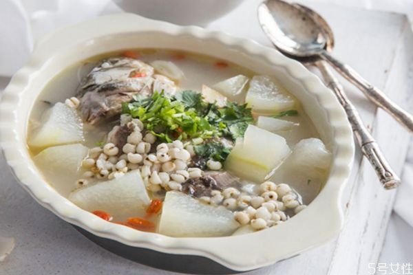 鯽魚(yú)湯怎么做好吃 鯽魚(yú)湯的簡(jiǎn)單做法 鯽魚(yú)湯怎么做好吃 鯽魚(yú)湯的簡(jiǎn)單做法