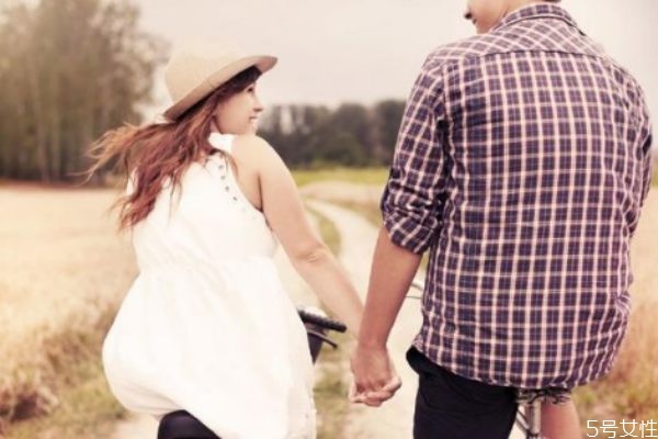 女生摸男生頭象征什么 女生摸男生頭發(fā)的含義 女生摸男生頭象征什么 女生摸男生頭發(fā)的含義