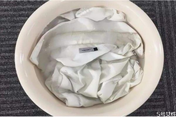 淘米水能洗白衣服嗎 白衣服上的污漬怎么處理 淘米水能洗白衣服嗎 白衣服上的污漬怎么處理