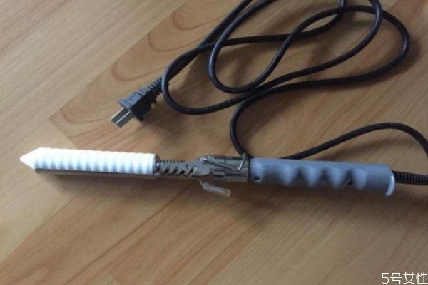 陶瓷卷發(fā)棒會傷頭發(fā)嗎 卷發(fā)棒的正確打開方式 陶瓷卷發(fā)棒會傷頭發(fā)嗎 卷發(fā)棒的正確打開方式