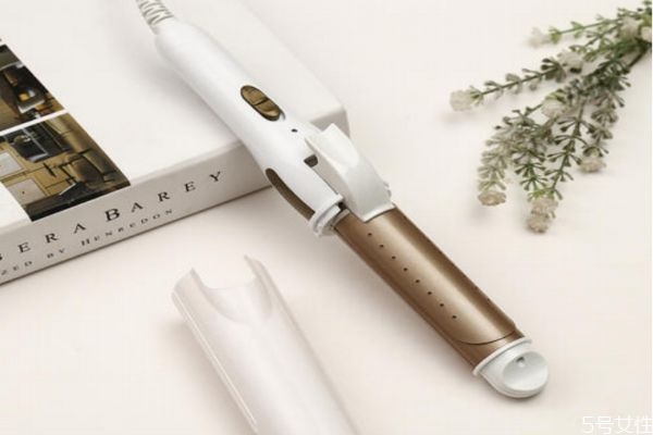 卷發(fā)棒會自動斷電嗎 使用卷發(fā)棒的注意事項 卷發(fā)棒會自動斷電嗎 使用卷發(fā)棒的注意事項