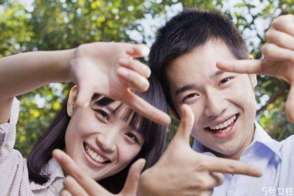 為什么說戀愛中女生是白癡 戀愛中女生是白癡嗎 為什么說戀愛中女生是白癡 戀愛中女生是白癡嗎