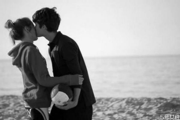 女生摸男生頭象征什么 女生摸男生頭發(fā)的含義 女生摸男生頭象征什么 女生摸男生頭發(fā)的含義