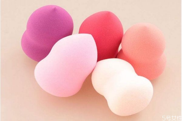 美妝蛋可不可以用卸妝水清洗 美妝蛋用卸妝水怎么清洗 美妝蛋可不可以用卸妝水清洗 美妝蛋用卸妝水怎么清洗