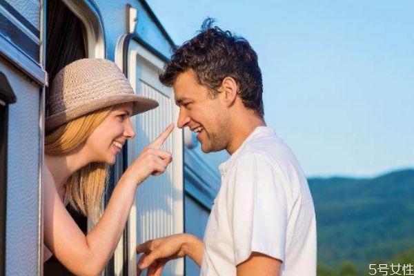 男朋友愛撒嬌說明什么 有個會撒嬌的男友是種什么體驗 男朋友愛撒嬌說明什么 有個會撒嬌的男友是種什么體驗