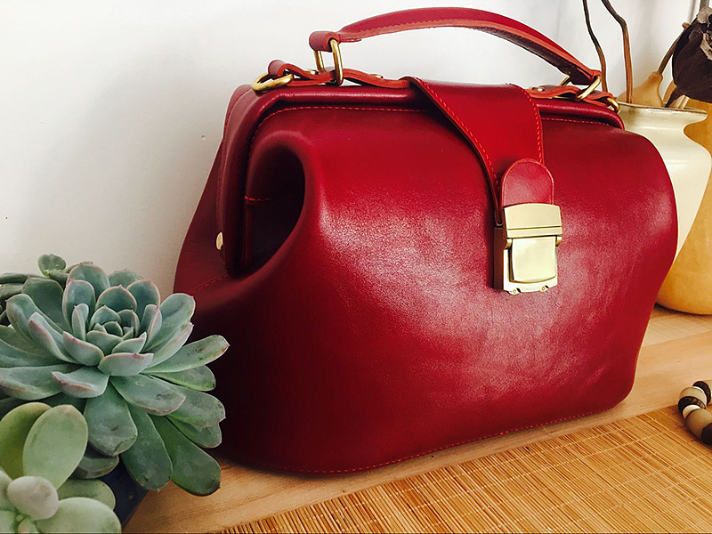 紅色包包配綠色衣服好看嗎 紅色包包搭配綠色衣服的技巧 紅色包包配綠色衣服好看嗎 紅色包包搭配綠色衣服的技巧