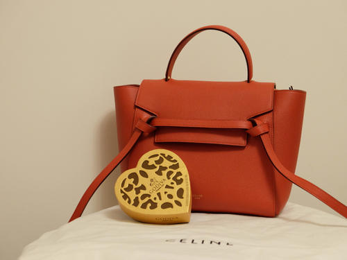 紅色包包配綠色衣服好看嗎 紅色包包搭配綠色衣服的技巧 紅色包包配綠色衣服好看嗎 紅色包包搭配綠色衣服的技巧