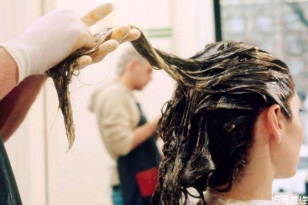 染發(fā)爆頂怎么辦 染發(fā)爆頂?shù)难a(bǔ)救 染發(fā)爆頂怎么辦 染發(fā)爆頂?shù)难a(bǔ)救