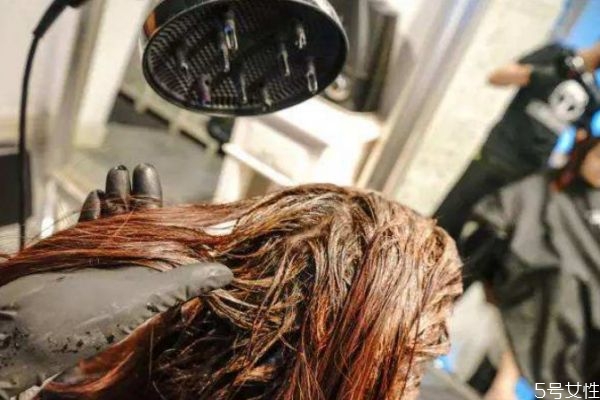 染發(fā)爆頂怎么辦 染發(fā)爆頂?shù)难a(bǔ)救 染發(fā)爆頂怎么辦 染發(fā)爆頂?shù)难a(bǔ)救