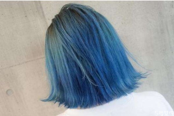 霧藍色頭發(fā)是怎么調(diào)的 霧藍色頭發(fā)是怎么配色 霧藍色頭發(fā)是怎么調(diào)的 霧藍色頭發(fā)是怎么配色
