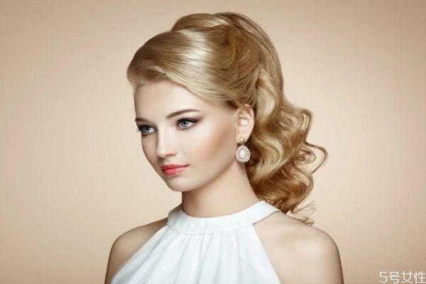 卷發(fā)棒要預(yù)熱多久 卷發(fā)棒的使用頻率 卷發(fā)棒要預(yù)熱多久 卷發(fā)棒的使用頻率