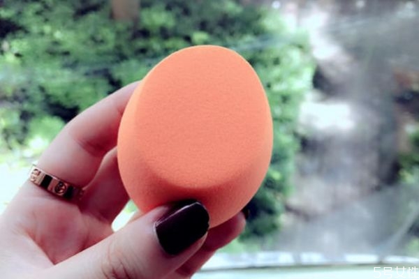 美妝蛋吃粉的表現(xiàn) 美妝蛋吃粉是怎么樣的 美妝蛋吃粉的表現(xiàn) 美妝蛋吃粉是怎么樣的