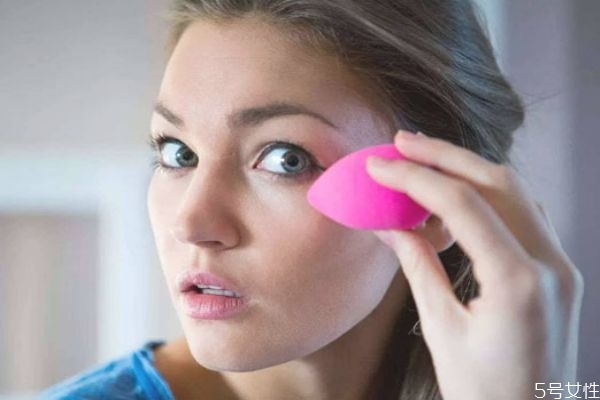 刷子好用還是美妝蛋 化妝刷好還是海綿蛋好 刷子好用還是美妝蛋 化妝刷好還是海綿蛋好