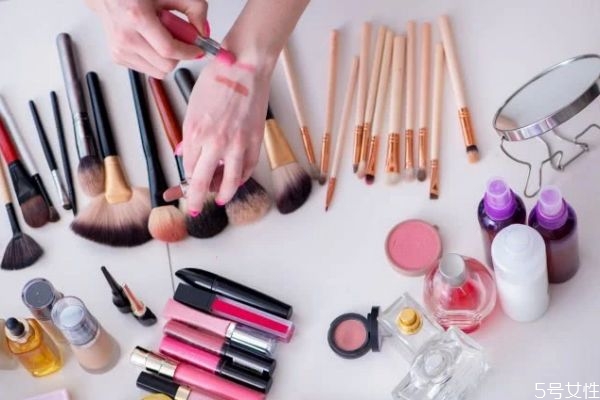 刷子好用還是美妝蛋 化妝刷好還是海綿蛋好 刷子好用還是美妝蛋 化妝刷好還是海綿蛋好