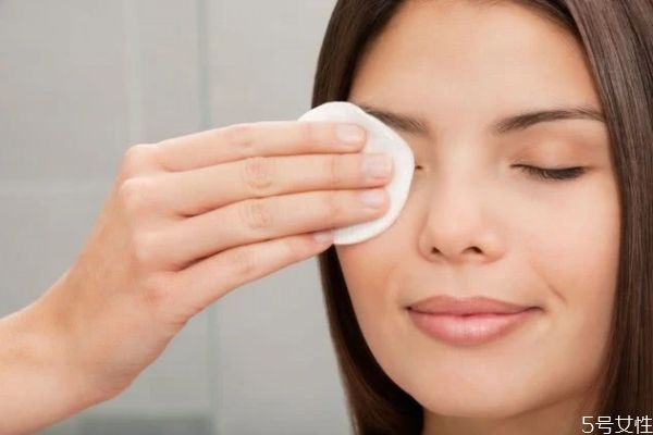 怎樣判斷防曬霜卸沒卸干凈 防曬霜可以用清水洗掉嗎 怎樣判斷防曬霜卸沒卸干凈 防曬霜可以用清水洗掉嗎