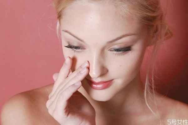 怎樣判斷防曬霜卸沒卸干凈 防曬霜可以用清水洗掉嗎 怎樣判斷防曬霜卸沒卸干凈 防曬霜可以用清水洗掉嗎