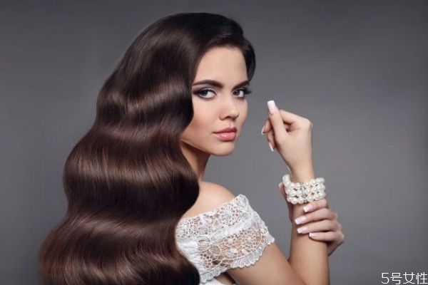 卷發(fā)棒要預(yù)熱多久 卷發(fā)棒的使用頻率 卷發(fā)棒要預(yù)熱多久 卷發(fā)棒的使用頻率