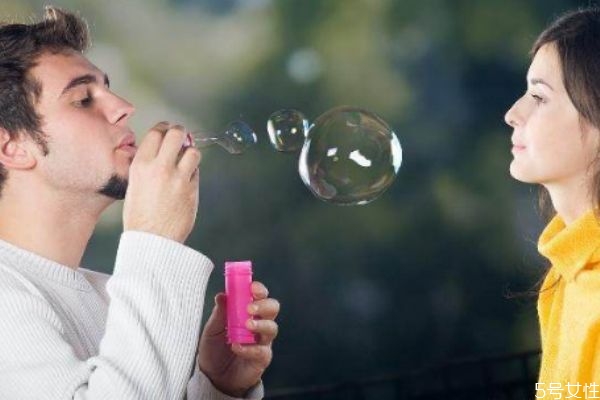 男朋友愛撒嬌說明什么 有個會撒嬌的男友是種什么體驗 男朋友愛撒嬌說明什么 有個會撒嬌的男友是種什么體驗