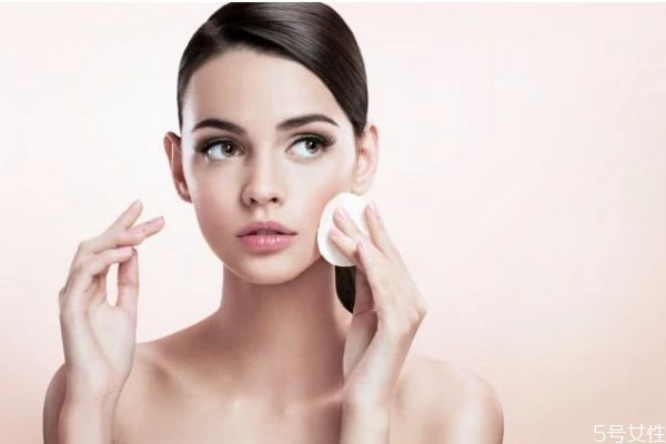 怎樣判斷防曬霜卸沒卸干凈 防曬霜可以用清水洗掉嗎 怎樣判斷防曬霜卸沒卸干凈 防曬霜可以用清水洗掉嗎