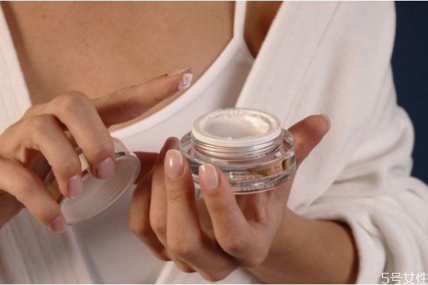 臉上長細(xì)紋了怎么辦 臉上有細(xì)紋有小妙招 臉上長細(xì)紋了怎么辦 臉上有細(xì)紋有小妙招