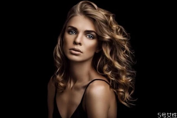 假發(fā)不戴時(shí)應(yīng)該怎么放 假發(fā)分叉了怎么辦 假發(fā)不戴時(shí)應(yīng)該怎么放 假發(fā)分叉了怎么辦