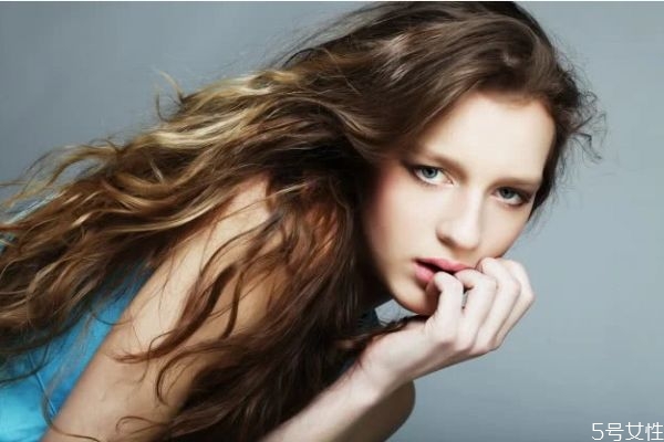 假發(fā)不戴時(shí)應(yīng)該怎么放 假發(fā)分叉了怎么辦 假發(fā)不戴時(shí)應(yīng)該怎么放 假發(fā)分叉了怎么辦