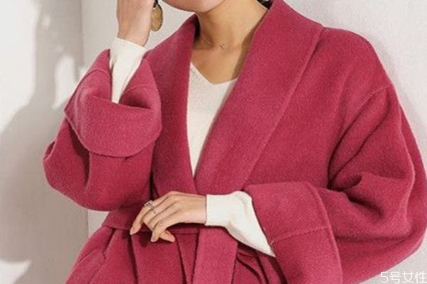 澳毛大衣怎么挑選 澳毛大衣會(huì)扎人嗎 澳毛大衣怎么挑選 澳毛大衣會(huì)扎人嗎