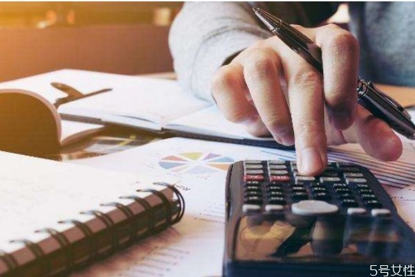 婚后應(yīng)該誰管錢 婚后誰管錢合適 婚后應(yīng)該誰管錢 婚后誰管錢合適