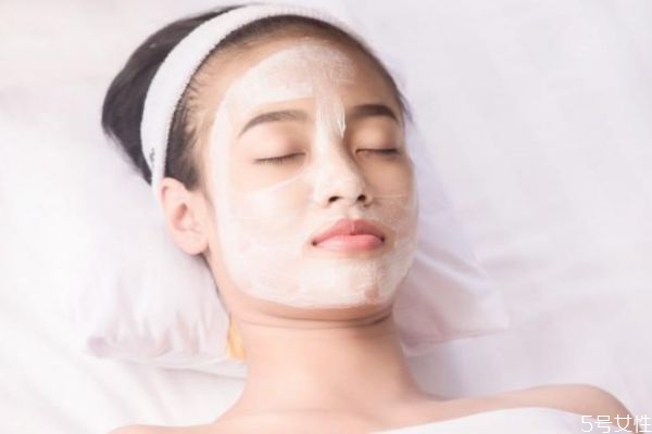 擠完痘痘可以用爽膚水嗎 擠完痘痘可以擦水乳嗎 擠完痘痘可以用爽膚水嗎 擠完痘痘可以擦水乳嗎