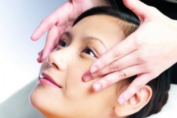 擠完痘痘可以用爽膚水嗎 擠完痘痘可以擦水乳嗎 擠完痘痘可以用爽膚水嗎 擠完痘痘可以擦水乳嗎