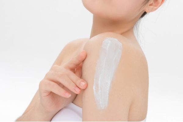 做手膜用一次性手套好還是全棉手套好 手膜使用說(shuō)明 做手膜用一次性手套好還是全棉手套好 手膜使用說(shuō)明