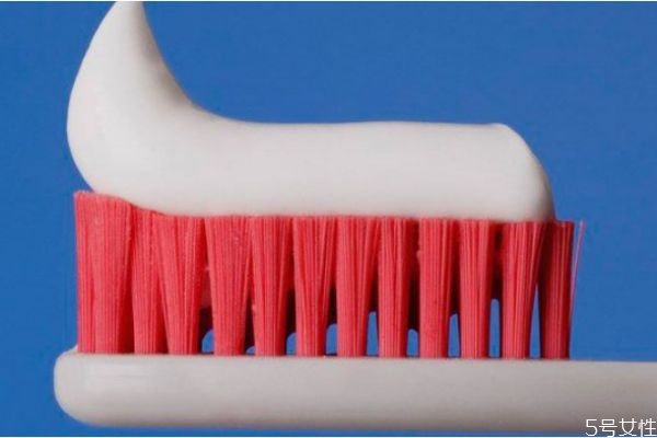 普通牙膏可以淡斑嗎 普通牙膏淡斑有效果嗎 普通牙膏可以淡斑嗎 普通牙膏淡斑有效果嗎