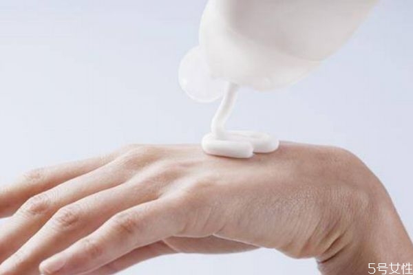 幾塊錢的護(hù)手霜能用嗎 廉價護(hù)手霜有什么危害 幾塊錢的護(hù)手霜能用嗎 廉價護(hù)手霜有什么危害