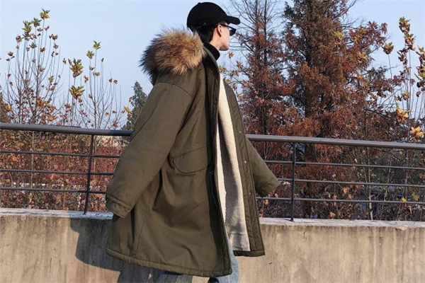 大毛領(lǐng)棉服什么顏色好看 大毛領(lǐng)棉服流行什么顏色 大毛領(lǐng)棉服什么顏色好看 大毛領(lǐng)棉服流行什么顏色