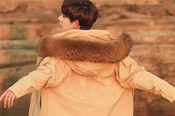 大毛領(lǐng)棉服什么顏色好看 大毛領(lǐng)棉服流行什么顏色 大毛領(lǐng)棉服什么顏色好看 大毛領(lǐng)棉服流行什么顏色