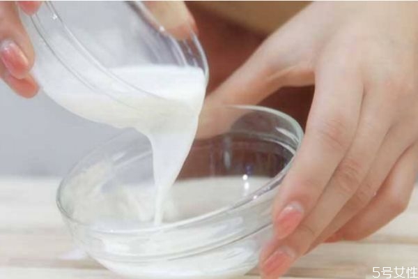 牛奶洗臉的功效 牛奶洗臉有什么好處 牛奶洗臉的功效 牛奶洗臉有什么好處