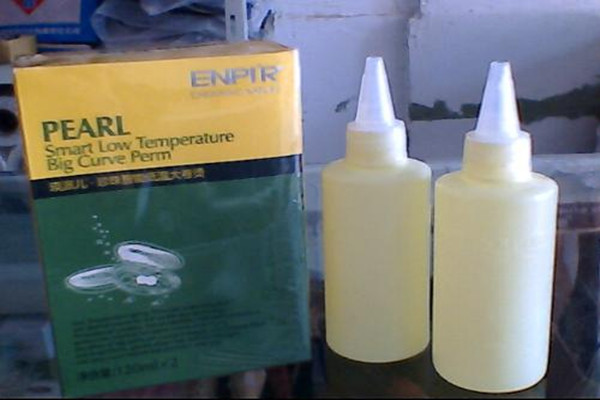 膏狀和水狀燙發(fā)水的區(qū)別 膏狀和水狀燙發(fā)水有什么不同 膏狀和水狀燙發(fā)水的區(qū)別 膏狀和水狀燙發(fā)水有什么不同