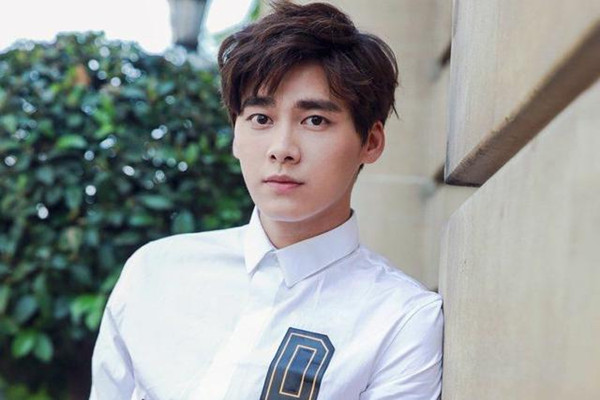 男生穿白襯衫里面適合穿什么 男生穿白襯衫里面穿什么打底 男生穿白襯衫里面適合穿什么 男生穿白襯衫里面穿什么打底