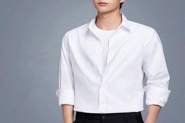 男生穿白襯衫里面適合穿什么 男生穿白襯衫里面穿什么打底 男生穿白襯衫里面適合穿什么 男生穿白襯衫里面穿什么打底