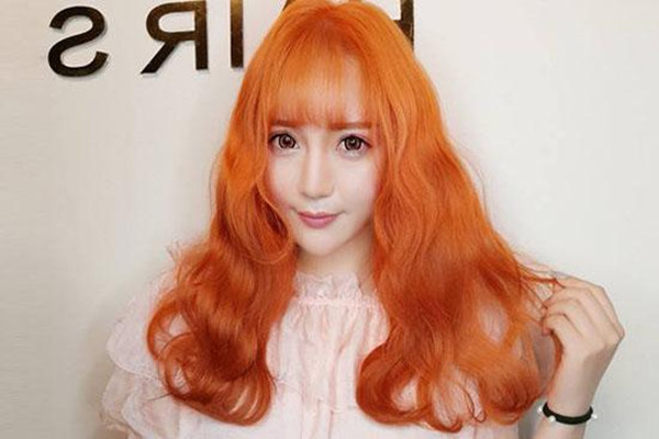 女生夏天頭發(fā)適合染什么顏色 女生夏天頭發(fā)適合染什么顏色