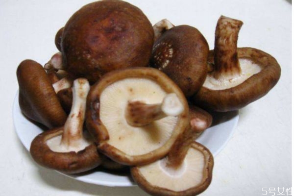 香菇應(yīng)該怎么清洗 清洗香菇的方法 香菇應(yīng)該怎么清洗 清洗香菇的方法