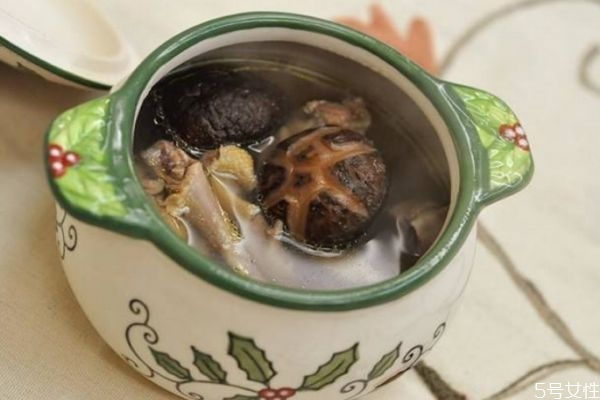 鴿子湯為什么燉是黑的 鴿子湯燉出來是黑的原因 鴿子湯為什么燉是黑的 鴿子湯燉出來是黑的原因