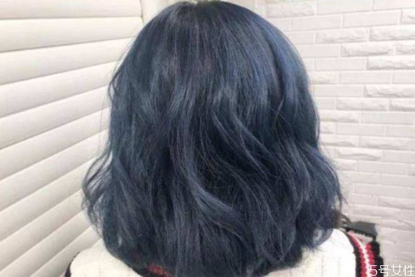 藍黑色頭發(fā)顯黑嗎 藍黑色頭發(fā)會顯老嗎 藍黑色頭發(fā)顯黑嗎 藍黑色頭發(fā)會顯老嗎