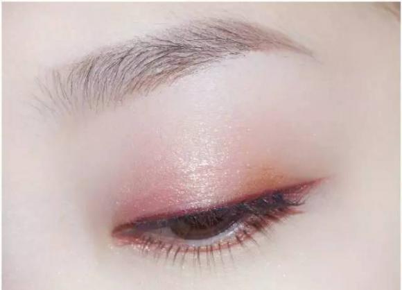 圓眼睛適合什么顏色的眼影呢 圓眼睛適合什么顏色的眼影呢