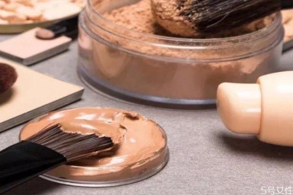 粉底液使用太多會傷皮膚嗎 粉底液使用太多會傷皮膚嗎